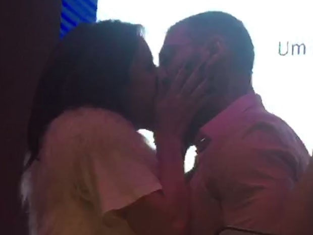 Alinne Rosa beija Lucas Lucco em evento beneficente em São Paulo (Foto: Anderson Perri/ EGO)