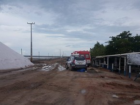Samu e PM precisaram do auxílio de um trator para chegar ao local (Foto: José Nilson)