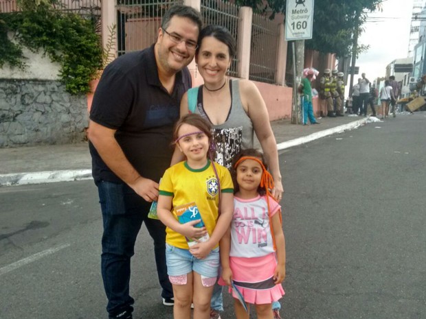 Casal Selma e Éder, de Feira de Santana, levou filhas para acompanhar jogo em Salvador (Foto: Alan Tiago Alves/G1)