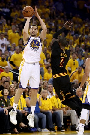 Klay Thompson, do Golden State Warriors, tenta arremesso de três pontos (Foto: Getty Images)