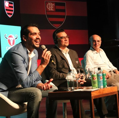 Nélio Lucas discursa durante oficialização da parceria entre Carabao e Flamengo (Foto: Gilvan de Souza/Flamengo)