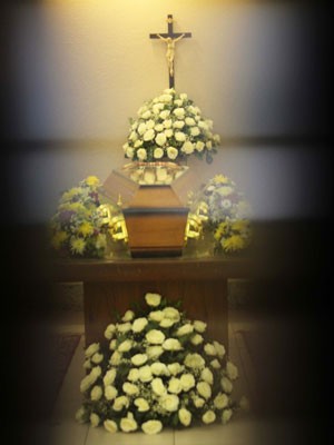 Caixo com o corpo da atriz Yon Magalhes  envolto por flores antes do incio do velrio na capela um do Memorial do Carmo, no Caju, no Rio de Janeiro (Foto: Jose Lucena/Futura Press/Estado Contedo)