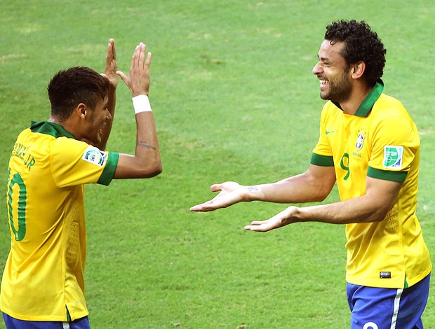 Neymar e Fred comemoração Brasil Uruguai (Foto: AP)