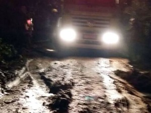 Caminhão dos bombeiros atolou a caminho da ocorrência (Foto: Bombeiros Voluntários/ Divulgação)