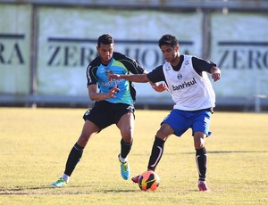 Souza participa de coletivo entre reservas (Foto: Lucas Uebel / Grêmio, DVG)
