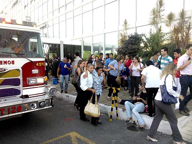 Funcionários do prédio do Ministério das Comunicações deixam edifício após passar mal (Foto: Fábio Amato/G1)