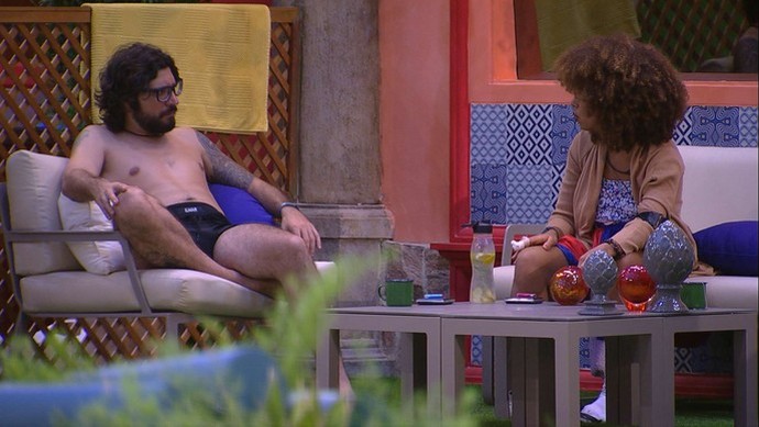 Ilmar conversa com Gabi Flor na casa do BBB (Foto: TV Globo)