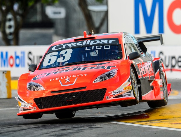 Lico Kaesemodel voa no circuito de rua de Salvador da Stock Car (Foto: José Mario Dias / divulgação)