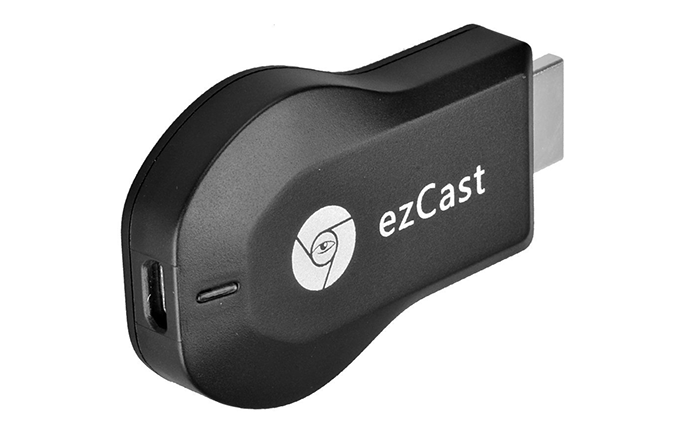Dongle tem formato que lembra muito o do Chromecast de primeira geração (Foto: Divulgação/EZCast)