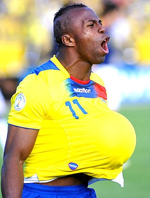  Christian Benitez comemora gol do Equador contra a Colômbia (Foto: Reuters)