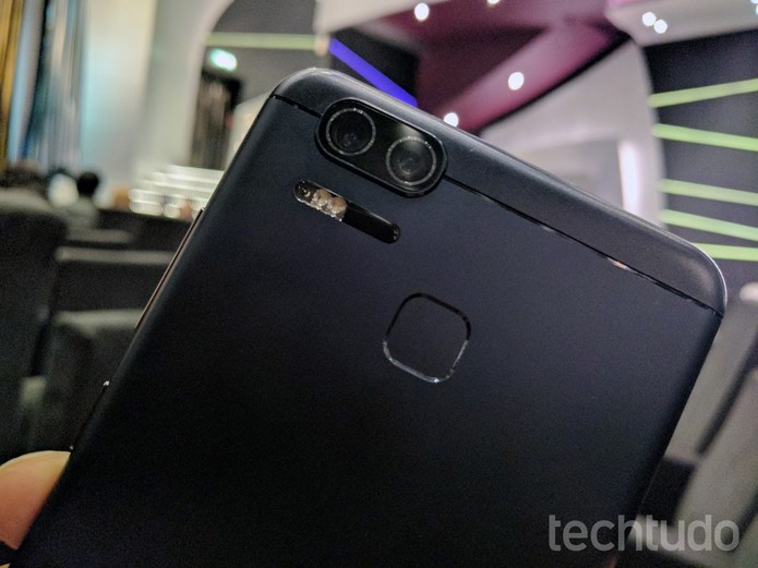 Zenfone 3 Zoom tem câmera dupla de 12 megapixels (Foto: Melissa Cruz/TechTudo) Zenfone 3 Zoom tem câmera dupla de 12 megapixels (Foto: Melissa Cruz/TechTudo)