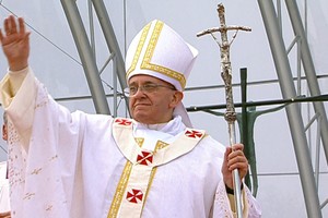 Papa pede que jovens não 
tenham medo de servir (Reprodução/GloboNews)