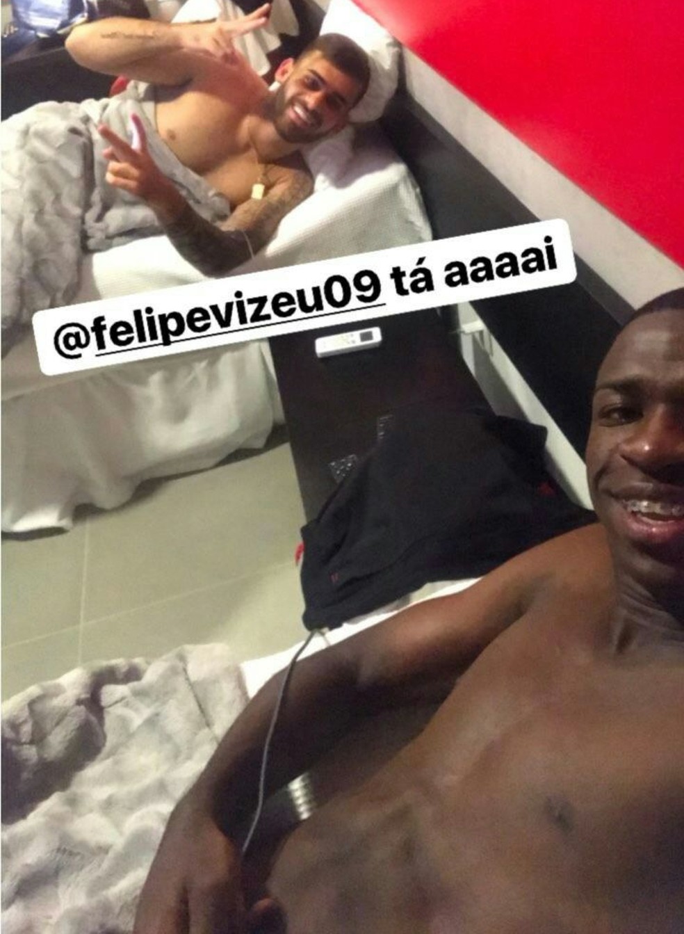 Viniciu Jr posa para foto com Vizeu, dentro da concentração (Foto: Reprodução/instagram)