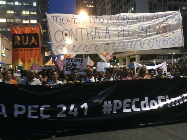 Manifestantes seguram faixa contra a PEC 241, no Centro do Rio (Foto: Foto: G1)