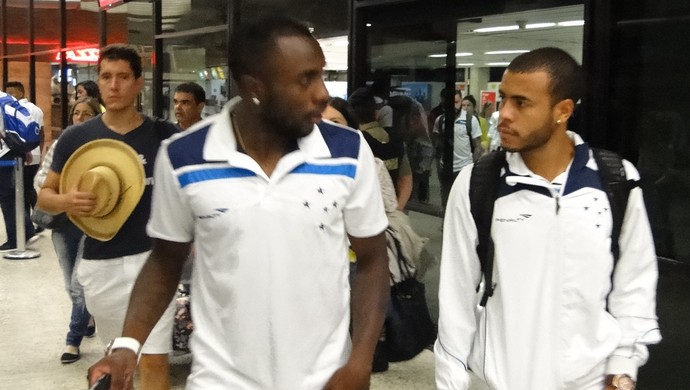 Zagueiro Manoel e lateral Mayke conversa durante desembarque da delegação do Cruzeiro em Confins (Foto: Marco Astoni)
