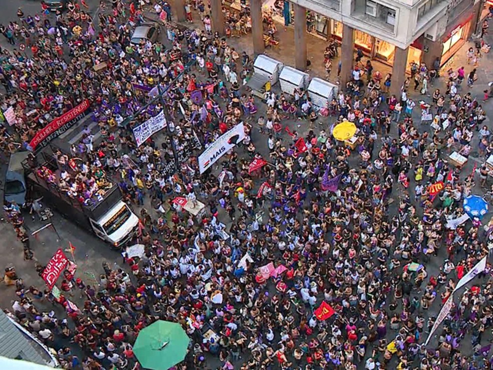 Protesto de mulheres na Esquina Democrática, em Porto Alegre (Foto: Reprodução/RBS TV)