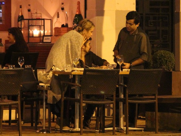 Juliana Didone janta com o namorado em restaurante no Leblon (Foto: Rodrigo dos Anjos / AgNews)