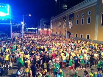 Fan Fest do Recife começou a ser esvaziada após primeiros gols da Alemanha. (Foto: Fernando Rêgo Barros / TV Globo)