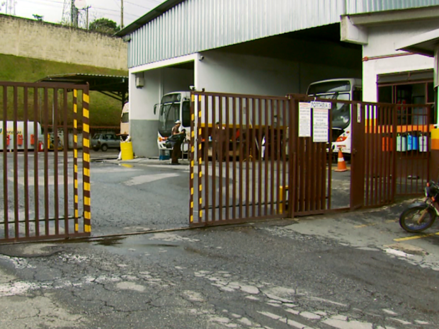 Depredados, ônibus acabam ficando fora de circulação em Varginha (MG) (Foto: Reprodução EPTV)