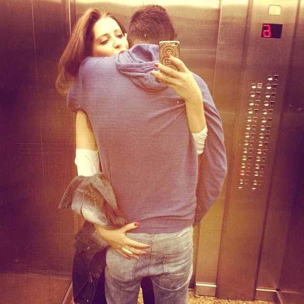 Ex-BBBs Andressa e Nasser posam em elevador (Foto: Instagram/ Reprodução)