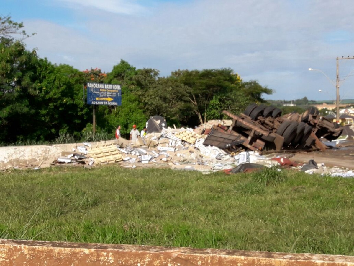 Caminhão carregado com pisos tomba em rodovia de Igaraçu do Tietê - Globo.com