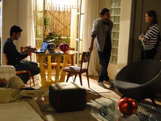 Interessado na irmã caçula de Bruno, Nélio chama Ju para sair (Foto: Malhação / Tv Globo)
