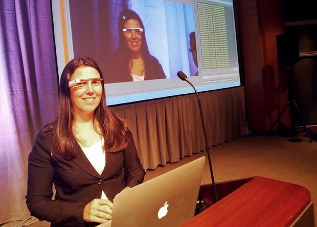  Cecilia Abadie foi multada na terça-feira por dirigir usando o Google Glass (Foto: Cecilia Abadie/AP)