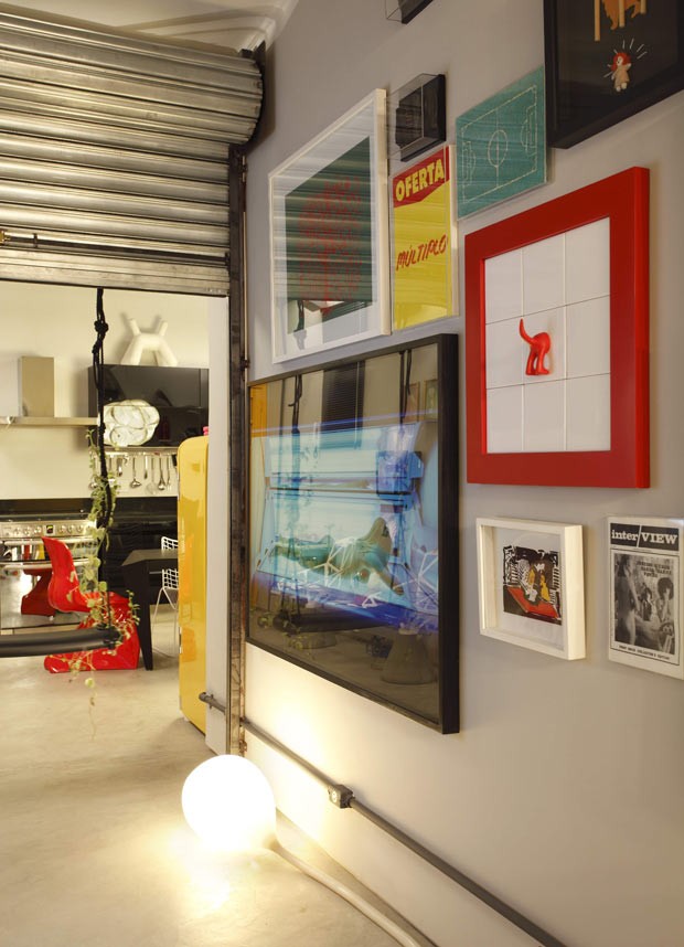 porta-metalica-de-enrolar-apartamento-cozinha-quadros (Foto: MCA Estúdio/Divulgação)