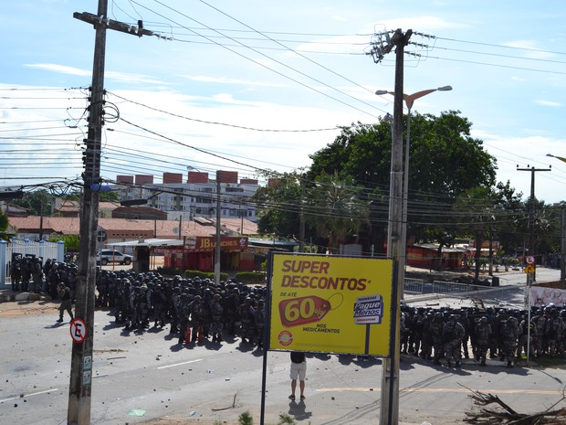 Polícia disparou bombas de efeito de moral e gás lacrimogêneo para dispersar multidão (Foto: André Teixeira/G1)