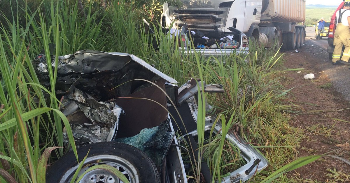 G1 Batida No Df Parte Carro Ao Meio Deixa Dois Mortos E Fecha Df 250