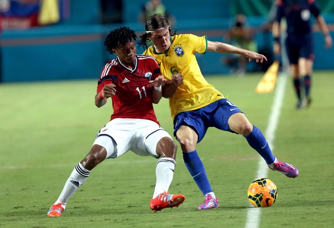 Brasil x Colômbia - Cuadrado e Filipe Luis (Foto: Mowa Press)