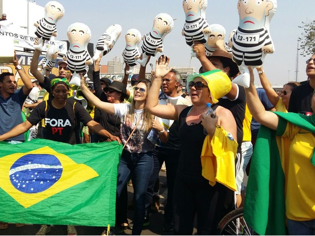 Manifestantes contrários ao governo protestam, na Esplanada dos Ministérios, com uma versão mini do "Pixuleko", boneco inflável que representa Lula como presidiário (Foto: Isabella Calzolari/G1)