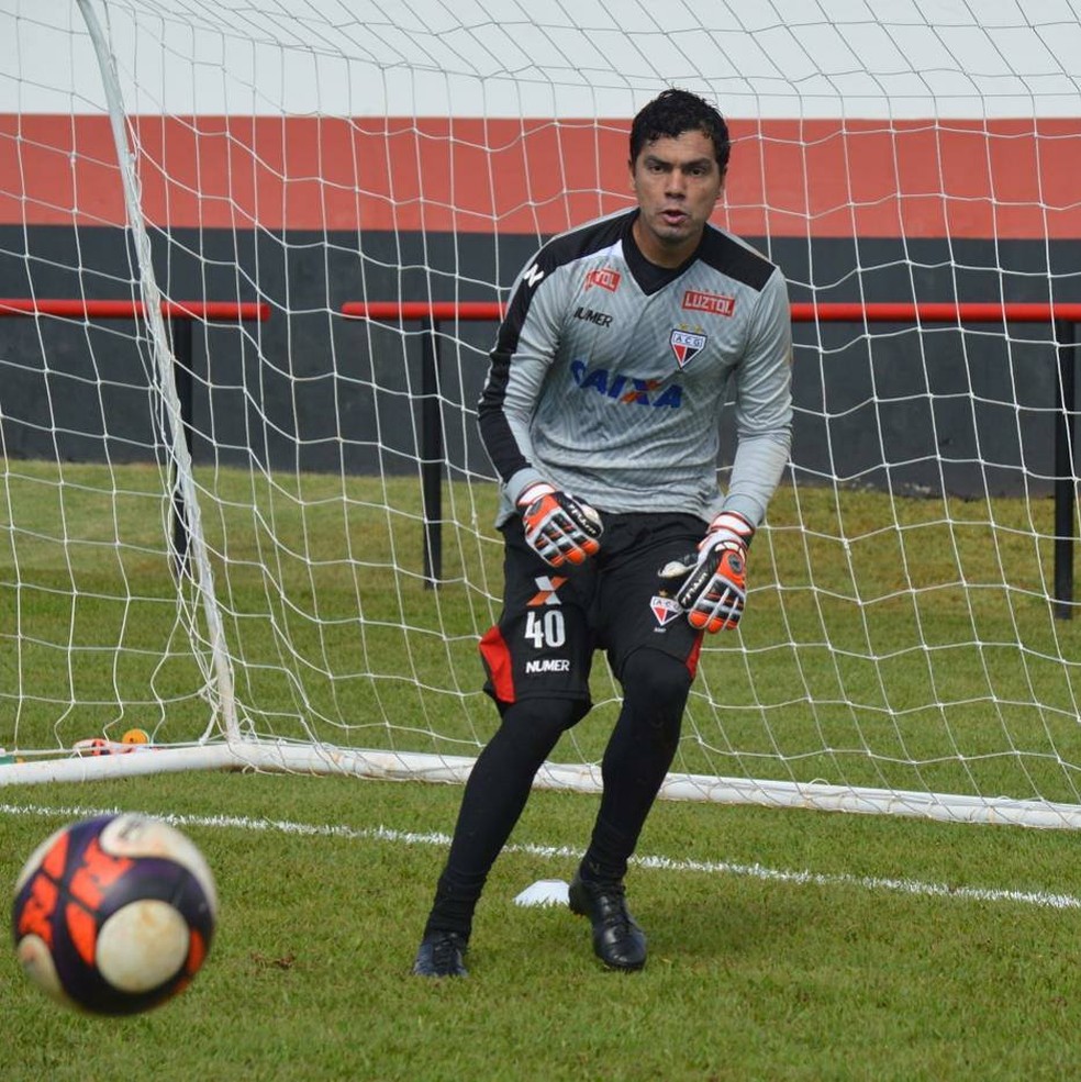 Felipe é o novo titular no gol do Dragão (Foto: Paulo Marcos / Atlético-GO)