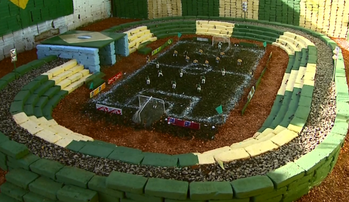 Morador de Taquaritinga construiu réplica de estádio de futebol no quintal (Foto: Reprodução/ EPTV)