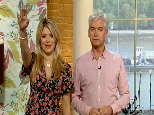 Em 2010, a apresentadora britânica Holly Willoughby cometeu uma gafe durante um programa ao vivo da ‘ITV’. Depois de se atrapalhar ao dizer a palavra ‘forecasters’ (meteorologistas), ela tentou fazer uma piada e disse: ‘que a força esteja com você’ e ergueu o braço, em um gesto parecido com uma saudação nazista. (Foto: Reprodução)