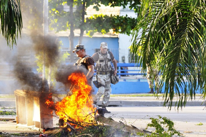 Protesto Recife fogo (Foto: AImagem / Futura Press)