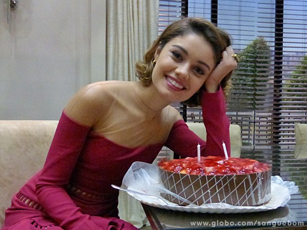 Sophie posa feliz ao lado do bolo que ganhou da equipe. Parabéns! (Foto: Sangue Bom/TV Globo)