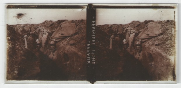 Uma das fotografias mostram soldados em uma trincheira (Foto: Chris A. Hughes)