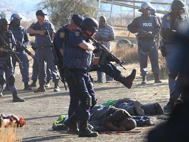 Policias abriram fogo contra mineiros na África do Sul. (Foto: AP Photo)