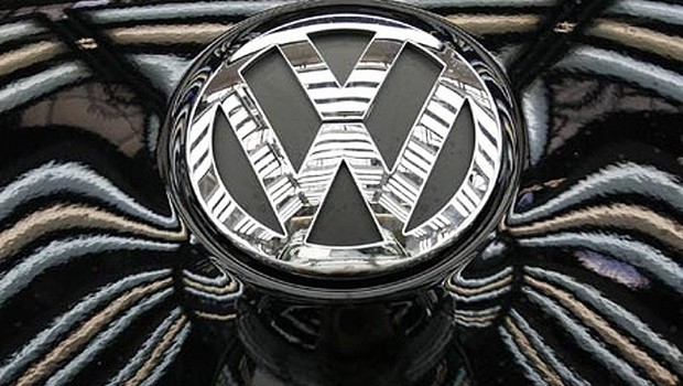 Emblema da Volkswagen é visto na linha de produção do Tiguan em Wolfsburg, na Alemanha (Foto: Christian Charisius/Reuters)