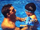 Filho de Dani Winits vai a primeiro dia de aula de natação com Amaury Nunes