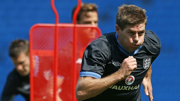 Steven Gerrard treino Inglaterra (Foto: Reuters)