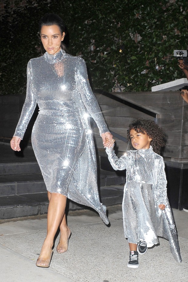 Kim Kardashian e a filha, Norh West, em Nova York, nos Estados Unidos (Foto: AKM-GSI/ Agência)
