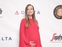 Olivia Wilde, grávida, exibe o barrigão em premiação nos EUA