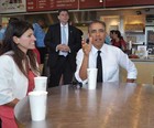 Obama desce de limusine, anda e come burritos (Mandel Ngan / AFP Photo)