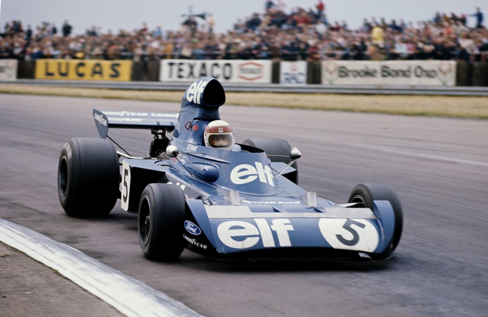 Jackie Stewart pilota carro da Tyrrell em Silverstone, no GP da Inglaterra de 1973 (Foto: Getty Images)