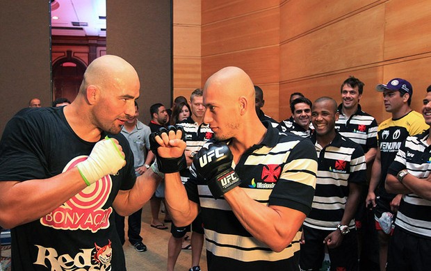 elenco Vasco treino aberto UFC (Foto: Marcelo Sadio / Site do Vasco)