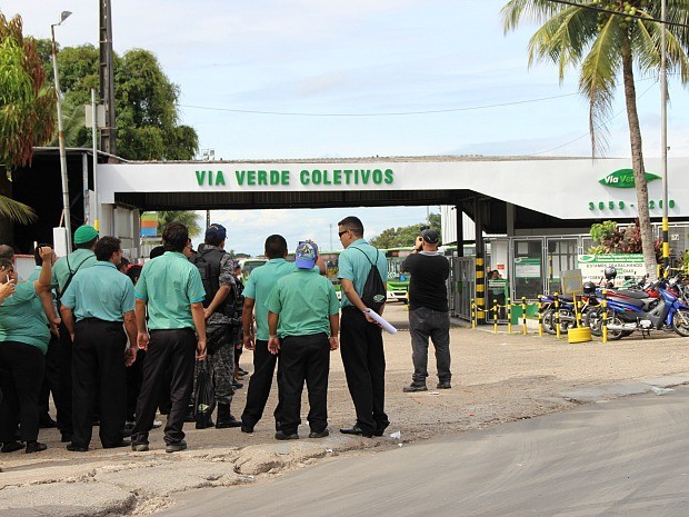 Motoristas grevistas ficaram nas garagens das empresas (Foto: Girlene Medeiros/G1 AM)