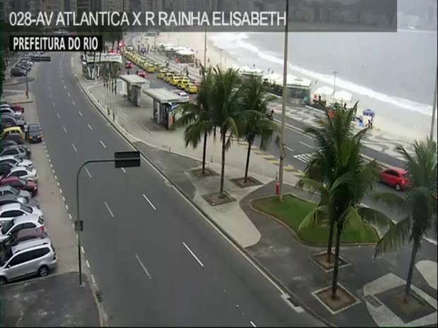 Grupo ocupa faixa na Avenida Atlântica, em Copacabana, na manhã desta quarta (11). (Foto: Reprodução / TV Globo)