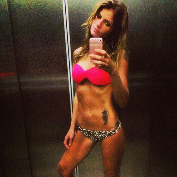 Carol Magalhães exibe corpo excessivamente magro em foto de biquini (Foto: Reprodução/Instagram)